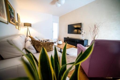 Kman Apartment Split